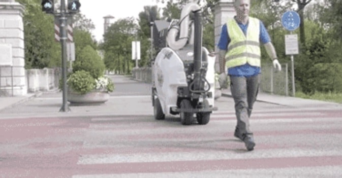 街を掃除するロボットTSM Ariamatic 240